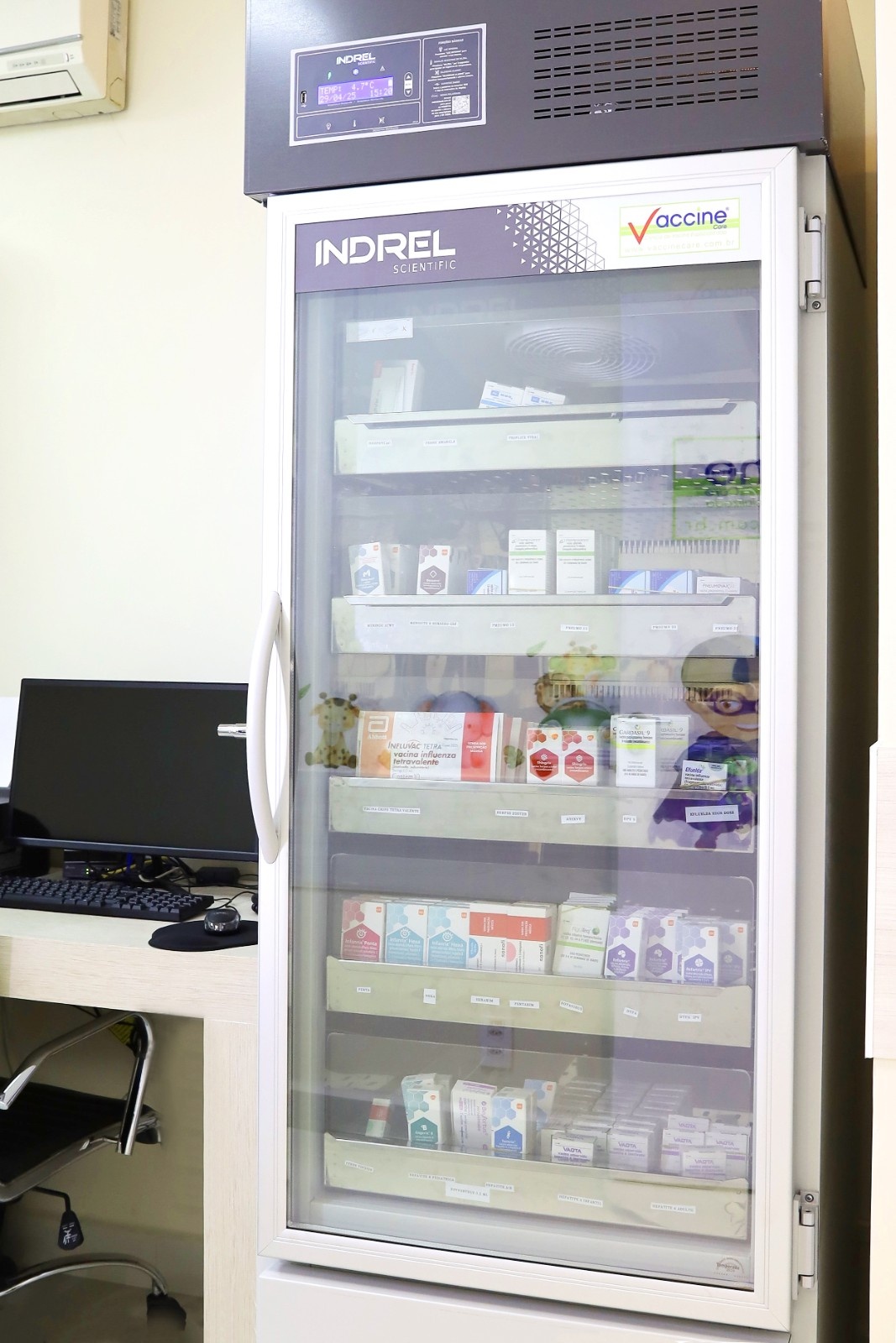Geladeira de vacinas da Vaccine Care Arujá, com temperatura monitorada